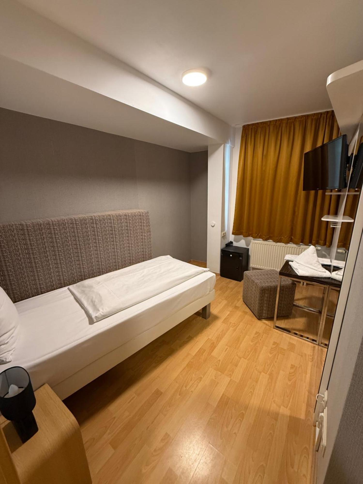 Hotel Eurocity Bruchkobel Bagian luar foto