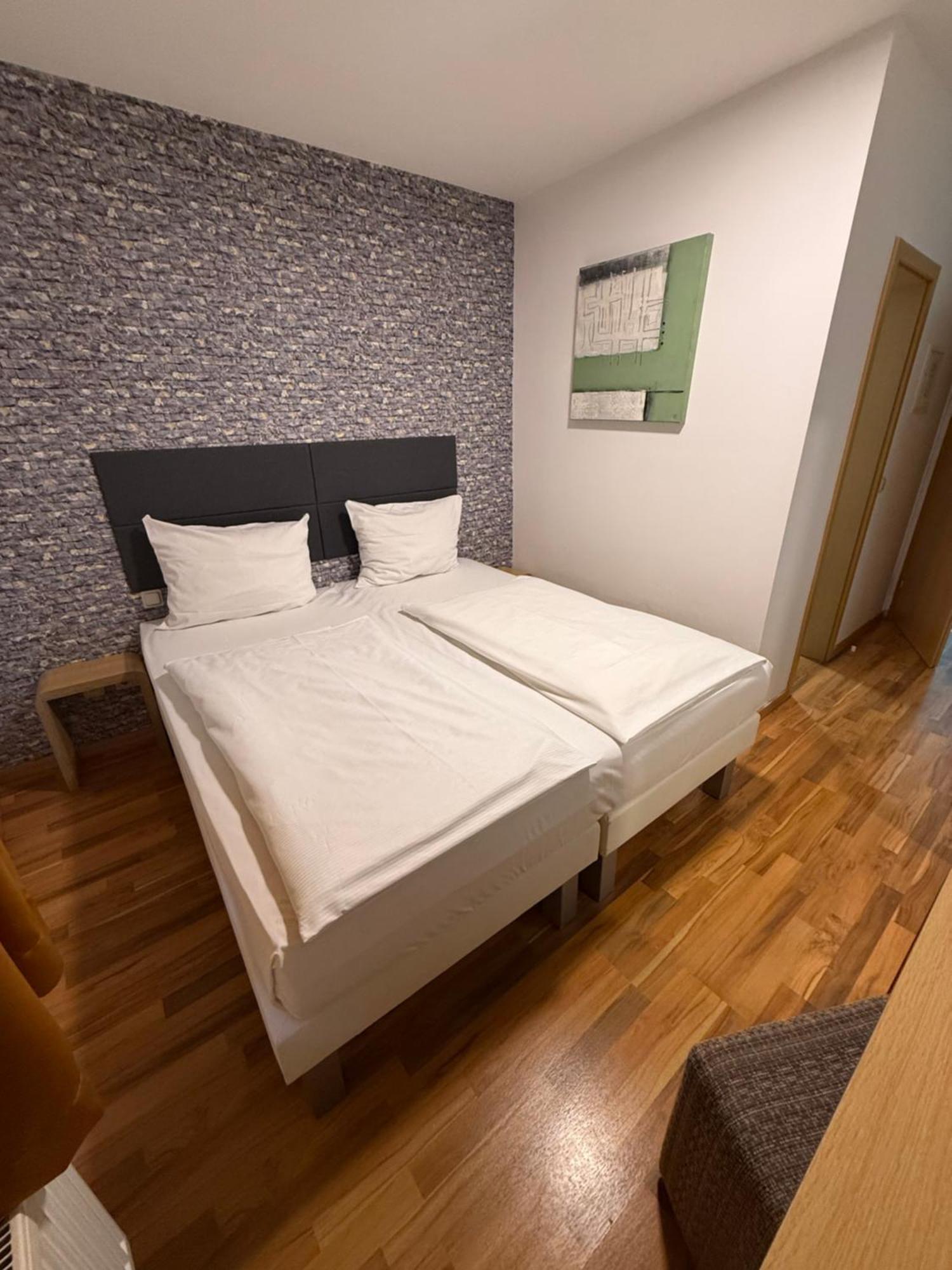 Hotel Eurocity Bruchkobel Bagian luar foto